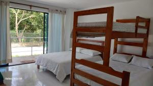 um quarto com 2 beliches e uma grande janela em Paraiso Escondido Guachaca em Guachaca