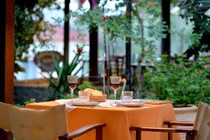 ein Tisch mit Weingläsern und Brot darauf in der Unterkunft Vagia Traditional, Aegina Island in Vaia