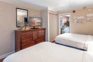 Relaxing Oceanfront Condo - Holiday Pavilion 211 في ميرتل بيتش: غرفة نوم بها سريرين وخزانة ملابس +38 صورة