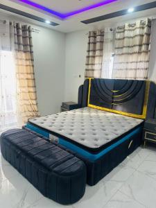 ein großes Bett in einem Zimmer mit Vorhängen in der Unterkunft Splendid Apartments in Banjul