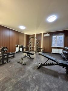 ein Fitnessstudio mit Laufbändern und Geräten in einem Raum in der Unterkunft Kazakhstan-hostel in Astana
