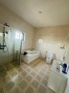 ein Badezimmer mit Badewanne, Toilette und Dusche in der Unterkunft Splendid Apartments in Banjul