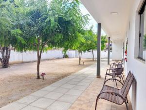 eine Reihe von Bänken neben einem Gebäude in der Unterkunft Águas da Barra in Maragogi