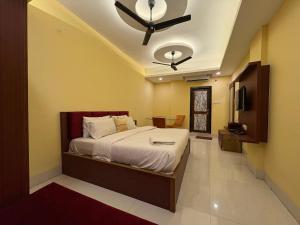 Postel nebo postele na pokoji v ubytování Hotel The Grand Ranjeet + 11 fotografií