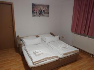 Кровать или кровати в номере Ferienwohnung Erlangen Urlaub mitten in Franken