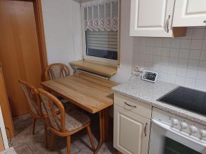 Кухня или мини-кухня в Ferienwohnung Erlangen Urlaub mitten in Franken
