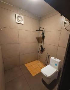 um pequeno banheiro com vaso sanitário e chuveiro em Perch by the sea em Kannur