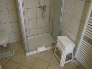 Residence Rosemary في برنزوني سول جاردا: حمام مع دش ومرحاض +41 صورة