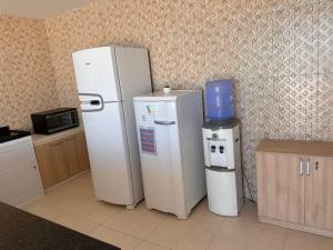 duas geladeiras e uma cafeteira em uma cozinha em Suite numero 3 BEIRA MAR com ar condicionado , cozinha compartilhada e completa com Micro ondas air fryer forno elétrico fogão Geladeira freezer gelagua e cafeteria elétrica Tudo para vc se sentir em casa além de um Deck com churrasqueira vista mar em Icapuí mais 7 fotografias