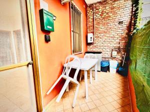 Appartamento Don Bosco في سوفيراتو مارينا: طاولة بيضاء وكراسي في غرفة مع تلفزيون +18 صورة