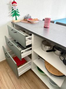 een tafel met witte lades en een aanrechtblad bij Torrent House in Bouveret