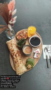 un plato de comida sobre una mesa en Incroyable vue, en Bouliac