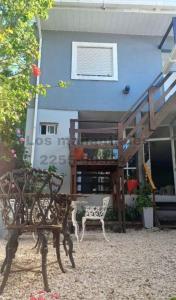 ビージャ・ヘセルにあるLos Manantialesの階段のある家の前のベンチ