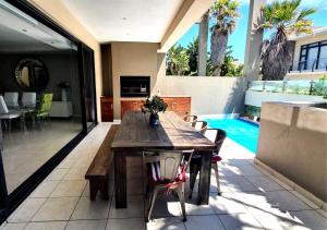 Et tv og/eller underholdning på Cape Town Sunset Beach Luxury Beachfront Villa