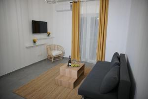 Farina rooms and apartments في San Nicola La Strada: غرفة معيشة بها أريكة وطاولة
