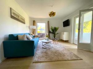 Μια τηλεόραση ή/και κέντρο ψυχαγωγίας στο Großzügige FeWo mit Bergblick am Tegernsee