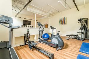 Fitness centrum a/nebo fitness zařízení v ubytování 1BR Minutes from Union Sq Porter Sq Davis Sq BOS-338