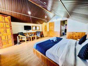 Ένα ή περισσότερα κρεβάτια σε δωμάτιο στο Royal Majestic Mount View Cottage