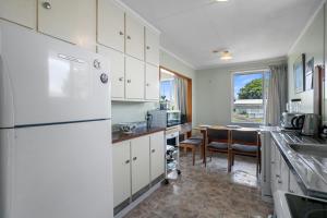 Køkken eller tekøkken på The Charleston Charmer - Whangamata