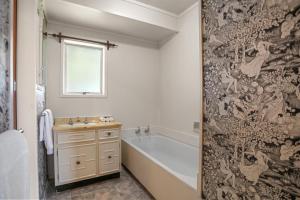 Et badeværelse på The Charleston Charmer - Whangamata + 22 billeder