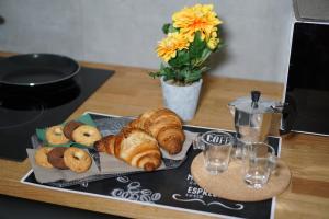 Farina rooms and apartments في San Nicola La Strada: صينية من الكرواسون والمعجنات على طاولة +29 صورة