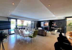 Et tv og/eller underholdning på Cape Town Sunset Beach Luxury Beachfront Villa