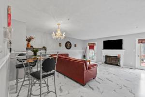 ein Wohnzimmer mit Sofa und Tisch in der Unterkunft Modern 3BR • Near Ripken, Bush River & Parks in Joppatowne