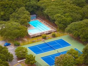 Tenis a/nebo squash v ubytování Duck Condo 5 min walk to beach with community pool nebo okolí