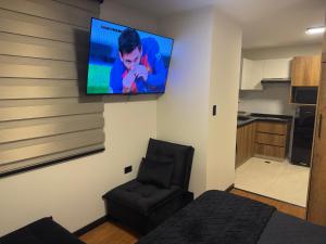Zimmer mit einem Flachbild-TV an der Wand in der Unterkunft Superb Loft Park Front in Cochabamba