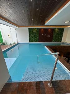 einen großen Pool mit Holzdecke in der Unterkunft Superb Loft Park Front in Cochabamba