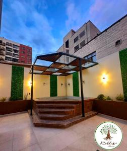 ein Gebäude mit einer Markise auf der Seite in der Unterkunft Superb Loft Park Front in Cochabamba