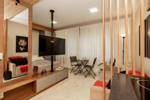 ein Schlafzimmer mit einem Bett und einem Tisch mit Stühlen in der Unterkunft JP Redenção | In House in Porto Alegre