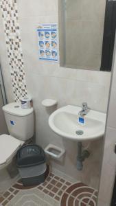 Centro Vacacional Los Pijaos في كارمن دي أبيكالا: حمام مع مرحاض ومغسلة