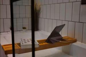 Un modelo de un baño con un murciélago en una bañera. en Spacious City Centre Apartment With Free Parking, en Midland