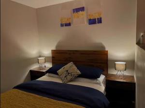 Un dormitorio con una cama con dos lámparas encima. en Spacious City Centre Apartment With Free Parking, en Midland