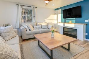 un soggiorno con un divano e un tavolo di Riverfront Reset! Dells Cabin with Kayaks and Deck a Plainville