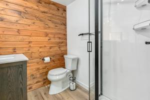 bagno con servizi igienici e pareti in legno di Riverfront Reset! Dells Cabin with Kayaks and Deck a Plainville Altre 21 foto