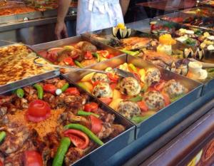 een buffet gevuld met veel verschillende soorten eten bij Baku Khatai Hotel & Restaurant in Baku +64 foto's