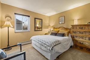 Un dormitorio con una cama grande y una ventana. en Tannhauser 121, en Breckenridge