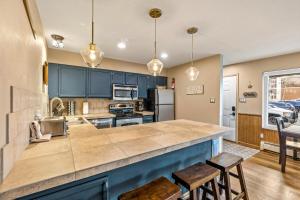 cocina con armarios azules y encimera grande en Tannhauser 121, en Breckenridge