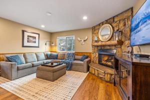 Una sala de estar con un sofá y una chimenea. en Tannhauser 121, en Breckenridge