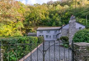 een huis met een hek ervoor bij 4 Bed in Looe oc-p00795 in Lansallos