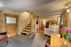 een woonkamer met een bank en een tafel bij 4 Bed in Looe oc-p00795 in Lansallos