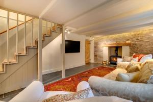 een woonkamer met een trap en een bank bij 4 Bed in Looe oc-p00795 in Lansallos