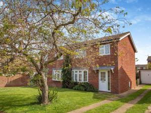 a brick house with a tree in the yard at 3 Bed in Brancaster Staithe oc-kt150 in Brancaster