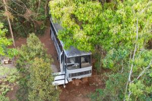 En have udenfor Nido Glamping - Cabana Nido Bus