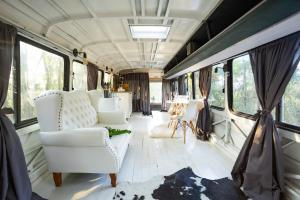 Et opholdsområde på Nido Glamping - Cabana Nido Bus + 2 billeder