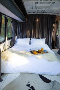 En eller flere senge i et værelse på Nido Glamping - Cabana Nido Bus