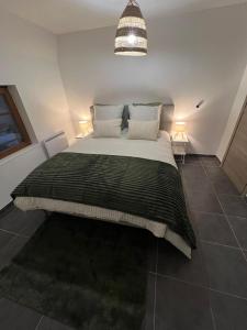 ロウファッハにあるSand & Chill - Appartement 65Rのベッドルーム1室(大型ベッド1台、枕2つ付)