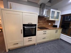 ロウファッハにあるSand & Chill - Appartement 65Rのキッチン(白いキャビネット、コンロ付) +5枚の写真